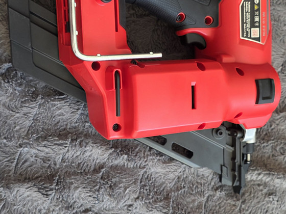 Аккумуляторный гвоздезабивной пистолет Milwaukee M18 FFN-0C,