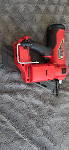 Аккумуляторный гвоздезабивной пистолет Milwaukee M18 FFN-0C, (2 фото из 2)