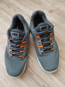 Nike spordijalatsid meestele, nr 45 (3 foto / 3)