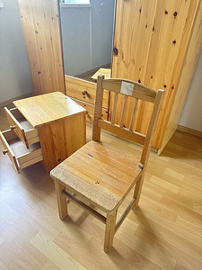Шкаф для одежды из массива дерева (9 фото из 10)