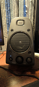 Logitech Z625 (3 фото из 4)