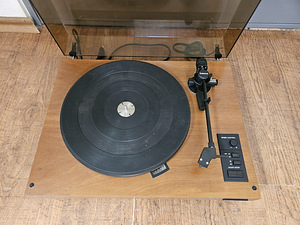 Lenco L452 Belt Drive Turntable (2 foto / 5)