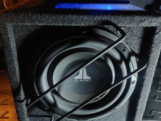 Subwoofer ja võimendi autosse