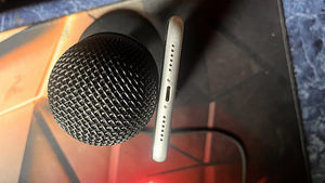 iPhone XR белый (3 фото из 6)