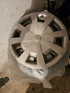 Продам зимнюю шипованную резину R16 с диска + колпаки Toyota (1 фото из 9)