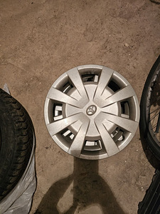 Продам зимнюю шипованную резину R16 с диска + колпаки Toyota (4 фото из 9)