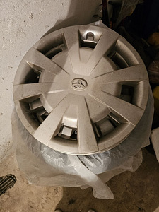 Продам зимнюю шипованную резину R16 с диска + колпаки Toyota (6 фото из 9)