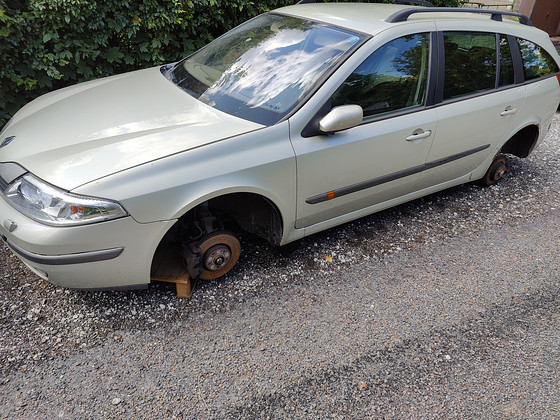 Auto varuosadeks.