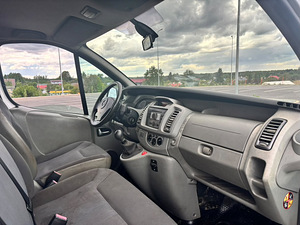 Opel Vivaro (6 фото из 6)