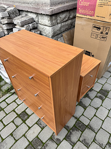 Kummut sahtlitega ja öökapp ja peegel komplekt (6 foto / 8)