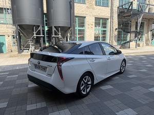 Toyota Prius (2 фото из 12)