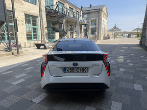 Toyota Prius (3 фото из 12)