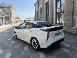 Toyota Prius (4 фото из 12)