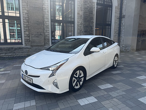 Toyota Prius (6 фото из 12)