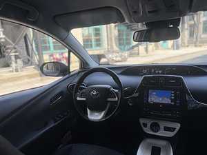 Toyota Prius (7 фото из 12)
