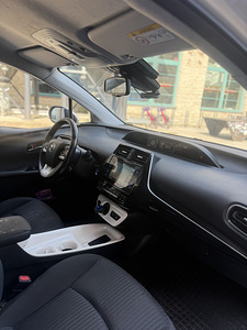 Toyota Prius (8 фото из 12)
