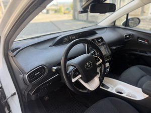 Toyota Prius (9 фото из 12)