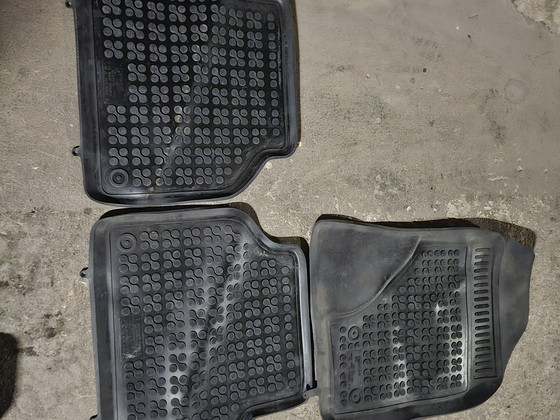 3 universaalset kummimatti, olid kasutusel Rav 4-s