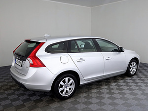 Volvo V60 Momentum 1.6 D4 84kW (3 foto / 8)