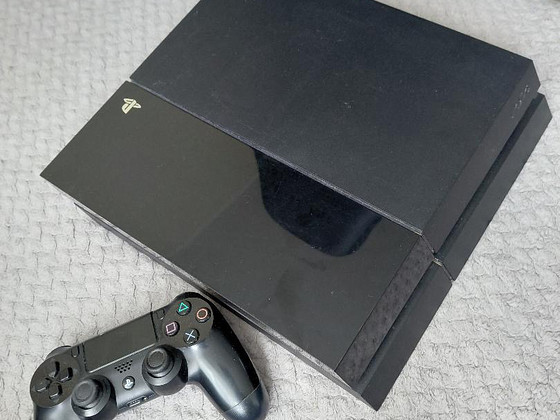 PlayStation 4 500GB + pult + 2 mängu