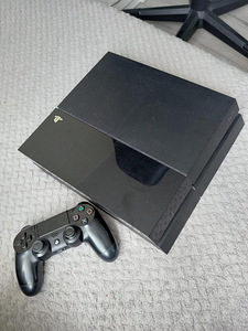 PlayStation 4 500GB + pult + 2 mängu (1 foto / 1)