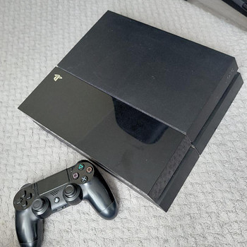 PlayStation 4 500GB + джойстик + 2 игры