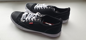 Uued tennised Levi's, suurus 42 (1 foto / 3)