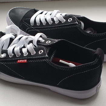 Новые кроссовки Levi's, размер 42