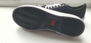 Uued tennised Levi's, suurus 42 (2 foto / 3)
