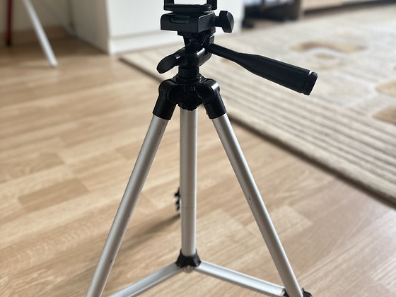 Statiiv telefonile ja fotoaparaadile hoidikuga