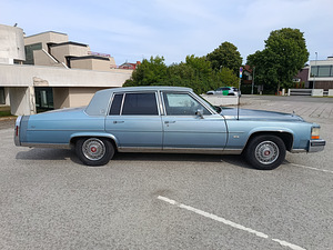 Cadillac Brougham (2 фото из 11)