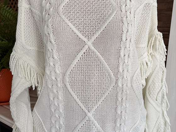 Женский свитер с бахромой S/M