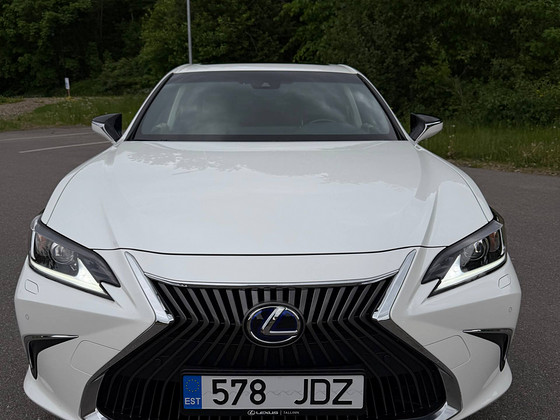 Машина Lexus ES300h