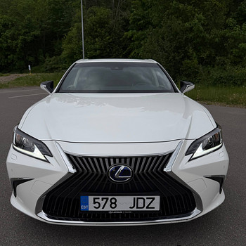 Машина Lexus ES300h