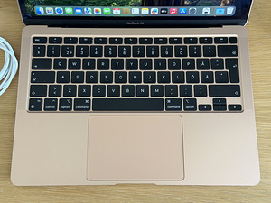 Apple Macbook Air 13 M1 8/256GB Gold, шведская раскладка, состояние как у нового... (1 фото из 7)
