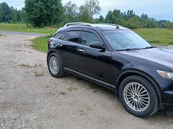 Väga võimas auto Infiniyi fx45 2005a