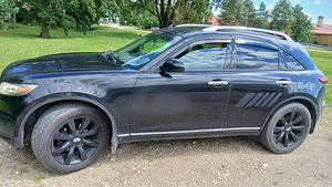 Väga võimas auto Infiniyi fx45 2005a (9 foto / 15)