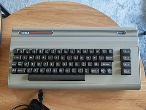 THEC64 Maxi (официальная реплика Commodore 64) (2 фото из 4)