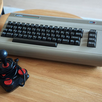 THEC64 Maxi (commodore 64 official replica)