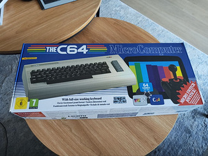 THEC64 Maxi (официальная реплика Commodore 64) (4 фото из 4)