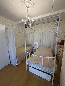 Продаются 2 красивых белых металлических кровати 90×200 см (1 фото из 2)