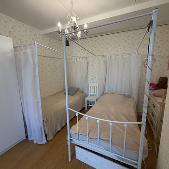 Продаются 2 красивых белых металлических кровати 90×200 см