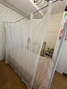 Продаются 2 красивых белых металлических кровати 90×200 см (2 фото из 2)