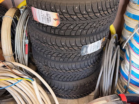 Продаются НОВЫЕ шипованные шины Nokian Hakkapeliitta C4 215/60 R17C