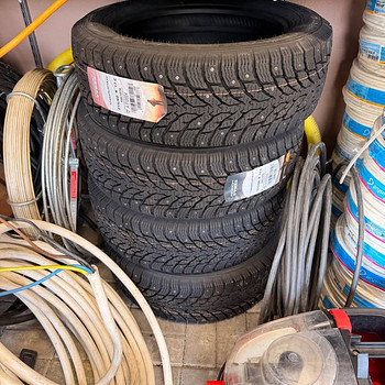 Продаются НОВЫЕ шипованные шины Nokian Hakkapeliitta C4 215/60 R17C