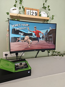 Konsool Xbox one x 1tb (6 foto / 6)