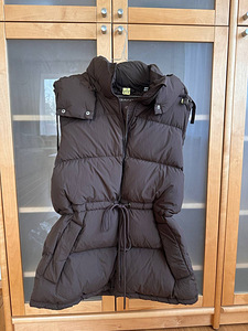 Пуховый жилет Gant, р. L (3 фото из 7)