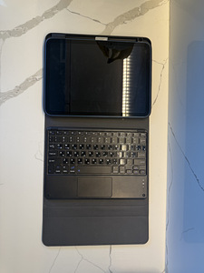 Klaviatuuriga ümbris iPad 11-le (10.9) (2 foto / 3)