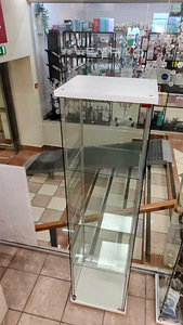 Витрина IKEA DETOLF (3 фото из 3)