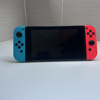 Nintendo Switch Original + Mario Kart Deluxe game